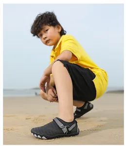 Detail der grauen Kinder-Wasserschuhe mit rutschfester Gummisohle und Klettverschluss