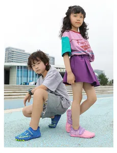 Detalle de zapatos de agua para niños con velcro en azul y rosa para deportes de playa