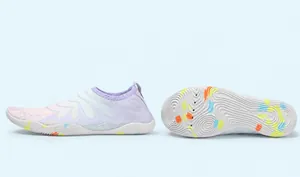 Détail des chaussures d'eau rose et violette montrant la semelle en caoutchouc antidérapante