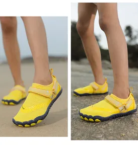 Detail von gelben Kinder-Wasserschuhen mit Mesh und rutschfester Gummisohle