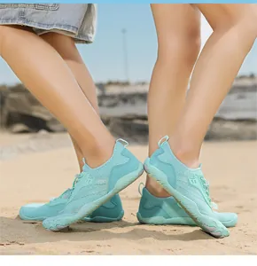 Dettaglio delle scarpe acquatiche in rete traspirante verde menta con suole in gomma