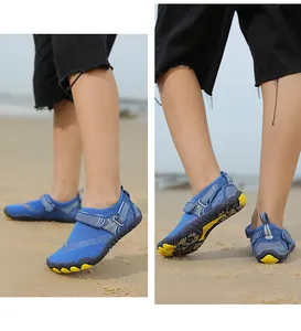Detail von blauen Strandschuhen mit gelber Gummisohle und Mesh-Gewebe für Wassersport