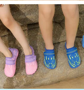 Foto al aire libre de niños usando zapatos de agua rosas y azules con suela antideslizante