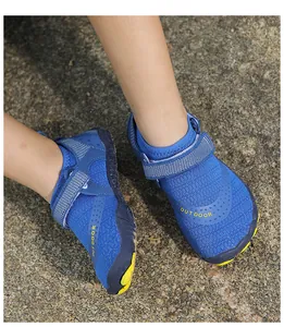 Nahaufnahme blauer Outdoor-Wasserschuhe für Kinder auf steinigem Untergrund im Freien