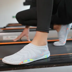 Chaussures d'eau grises à séchage rapide avec semelles en caoutchouc pour le fitness