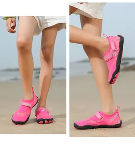 Details von rosaroten Kinder-Wasserschuhen mit Mesh und rutschfester Gummisohle