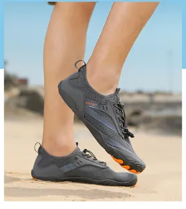Dettaglio di scarpe da scoglio grigie con mesh traspirante e suola antiscivolo in spiaggia