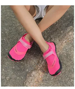 Nahaufnahme der rosa Kinder-Wasserschuhe mit Mesh-Gewebe und Klettverschluss