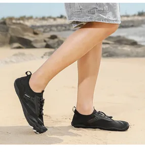 Dettaglio scarpe da scoglio nere in mesh traspirante con sistema di lacci rapidi