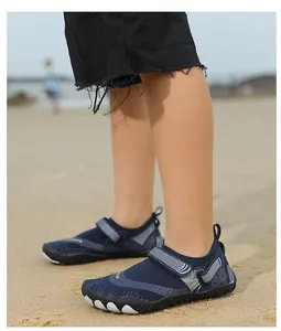 Detail von Kinder-Badeschuhen mit atmungsaktivem Mesh und verstellbarem Klettverschluss