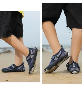 Detailansicht der marineblauen Kinder-Wasserschuhe mit Klettverschluss und Netzgewebe