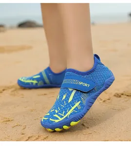 Detalle de zapatillas de agua para niños con suela antideslizante y malla en la playa