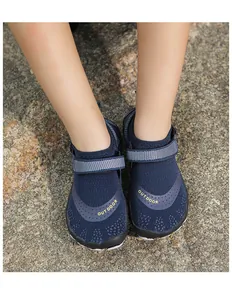 Details von blauen atmungsaktiven Wasserschuhen mit Klettverschluss und Gummizehenkappe