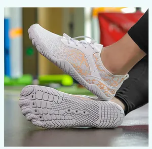 Détail de chaussures aquatiques blanches et orange avec laçage rapide et semelle antidérapante