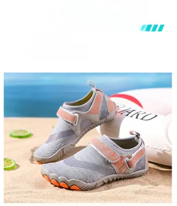 Detailansicht der Kinder-Strandschuhe mit grauem Mesh-Gewebe und rutschfester oranger Sohle