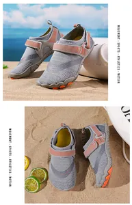 Details von grauen Wasserschuhen mit atmungsaktivem Mesh, Klettverschluss und Gummisohle