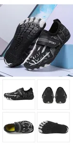 Detalle de zapatos de agua infantiles con diseño de cinco dedos y suela antideslizante