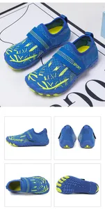 Detalle de zapatos de agua para niños con suela de goma antideslizante y velcro