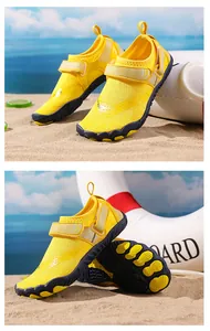 Details der gelben Kinder-Badeschuhe mit atmungsaktivem Mesh und rutschfester Gummisohle