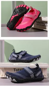 Detail der rutschfesten Gummisohle und des Mesh-Materials der Outdoor-Wasserschuhe
