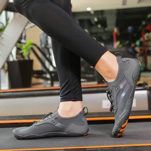 Scarpe da trekking traspiranti in grigio scuro con suole in gomma arancione antiscivolo