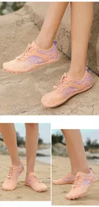 Détail de chaussure aquatique respirante orange-rose avec semelle antidérapante en caoutchouc