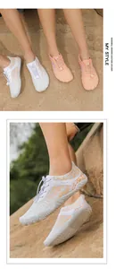 Détail du laçage rapide et du tissu en maille respirant sur les chaussures de plage