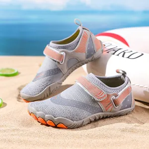 Grau-orange Wasserschuhe für Kinder mit atmungsaktivem Mesh und rutschfester Gummisohle