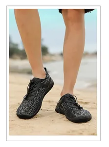 Chaussures aquatiques noires pour homme et femme sur sable avec mesh respirant et laçage rapide