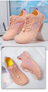 Détail de chaussures d'eau pêche avec maille violette, semelle en caoutchouc et boucle