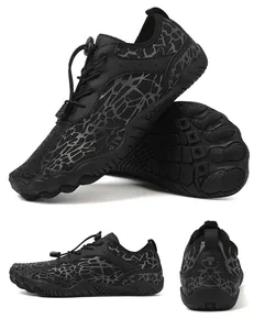 Détail de chaussures aquatiques avec mesh respirant, lacets rapides et semelle antidérapante