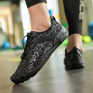 Chaussures d'eau respirantes noires avec motif roche et système de laçage rapide