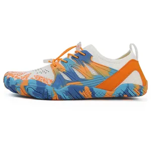 Scarpe acquatiche bianche traspiranti per uomo e donna con suole in gomma marmorizzata arancio e blu