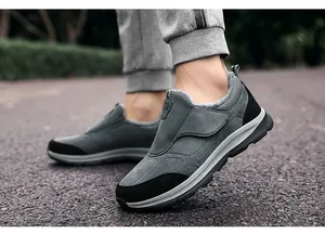 Détail de chaussures de marche sans lacets grises avec doublure chaude en fausse fourrure