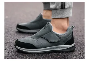 Détail de chaussures de marche d'hiver grises avec doublure polaire pour l'extérieur