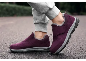 Détail de chaussures de marche violettes avec doublure en fausse fourrure grise et semelle