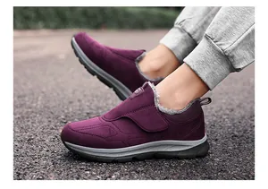 Vue détaillée d'une chaussure de sport violette avec doublure chaude en fausse fourrure