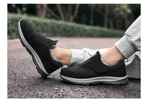 Détail de bottes thermiques pour hommes avec doublure en fourrure et fermeture velcro