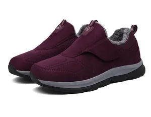 Vue détaillée des chaussures de marche violettes avec doublure chaude en fourrure synthétique