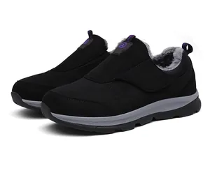 Détail de chaussures de marche noires d'hiver avec doublure en fourrure et velcro