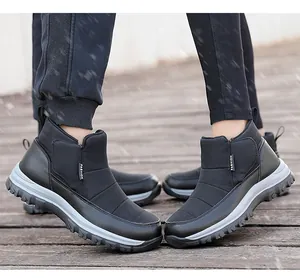 Détail de bottes de neige d'hiver noires imperméables avec semelles épaisses antidérapantes