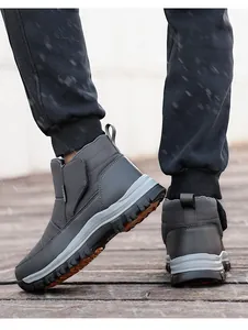 Détail de bottes d'hiver gris foncé avec tige matelassée et fermeture à bande velcro