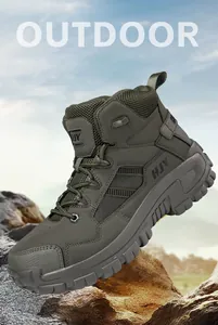 Nahaufnahme der olivgrünen Wanderschuhe mit atmungsaktivem Mesh und Gummisohle