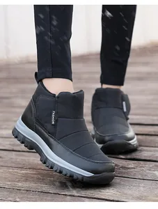Détail de bottes de neige imperméables avec tissu matelassé et semelle antidérapante