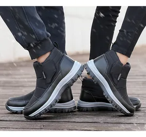 Détail de bottes de neige noires imperméables avec semelles en caoutchouc antidérapantes