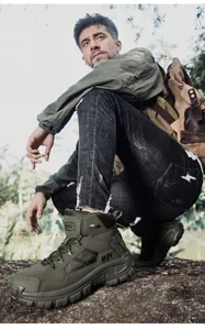 Makrodetail der olivgrünen Herren-Wanderschuhe mit rutschfester Gummisohle und Profil
