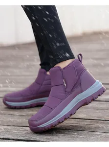 Détail de bottes d'hiver violettes imperméables avec semelle épaisse antidérapante et sangle