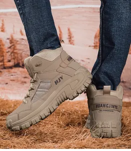 Details von khakifarbenen Outdoor-Wanderschuhen mit griffiger Gummisohle und Lederstruktur