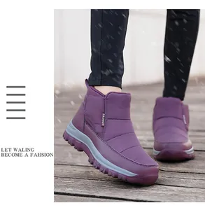 Détail de bottes de neige violettes imperméables avec doublure chaude et semelle épaisse