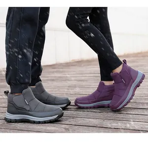 Vue extérieure de bottes de neige imperméables en gris foncé et violet pour couples